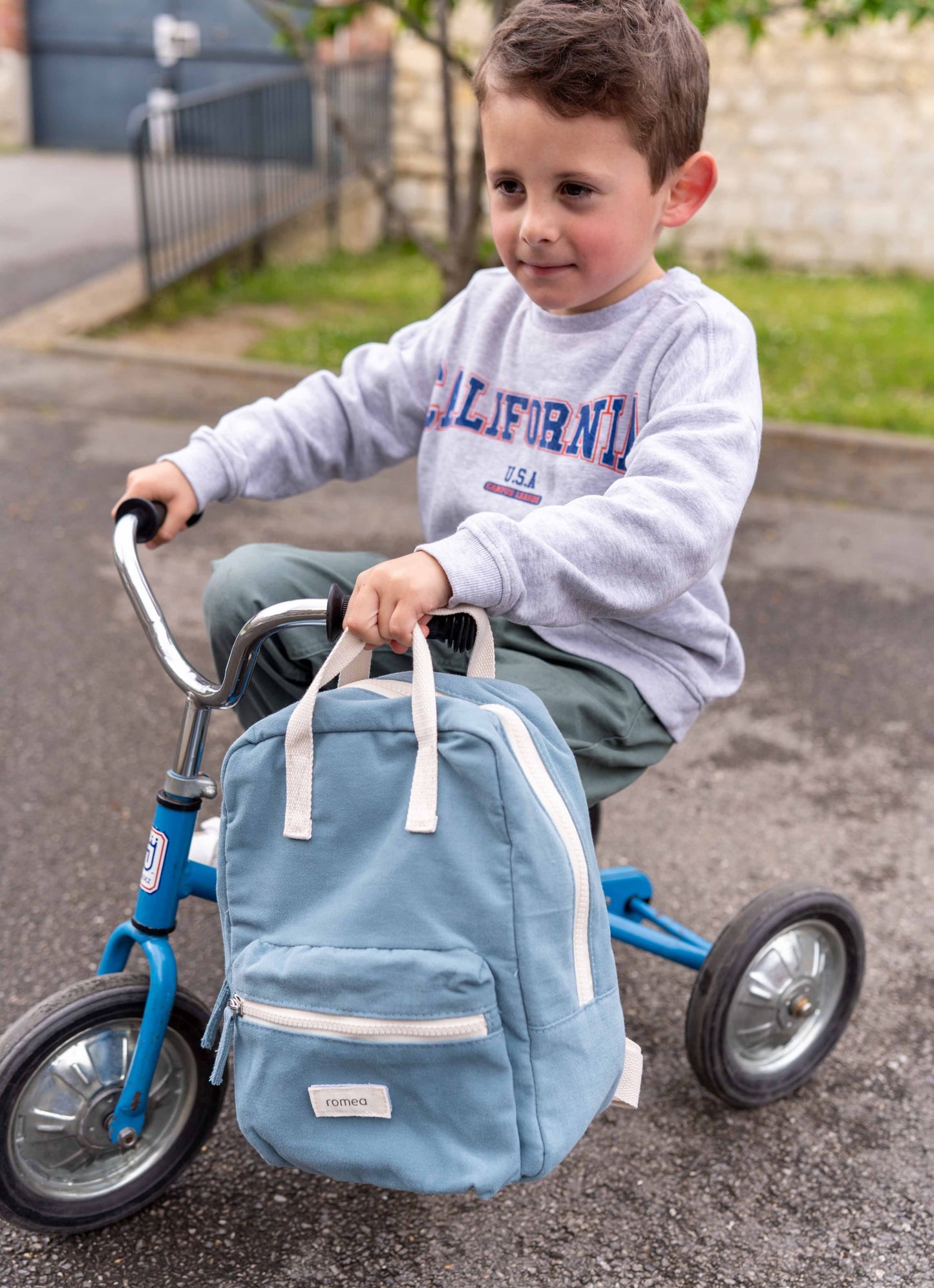 petit sac bleu avec sac à dos bleu romea