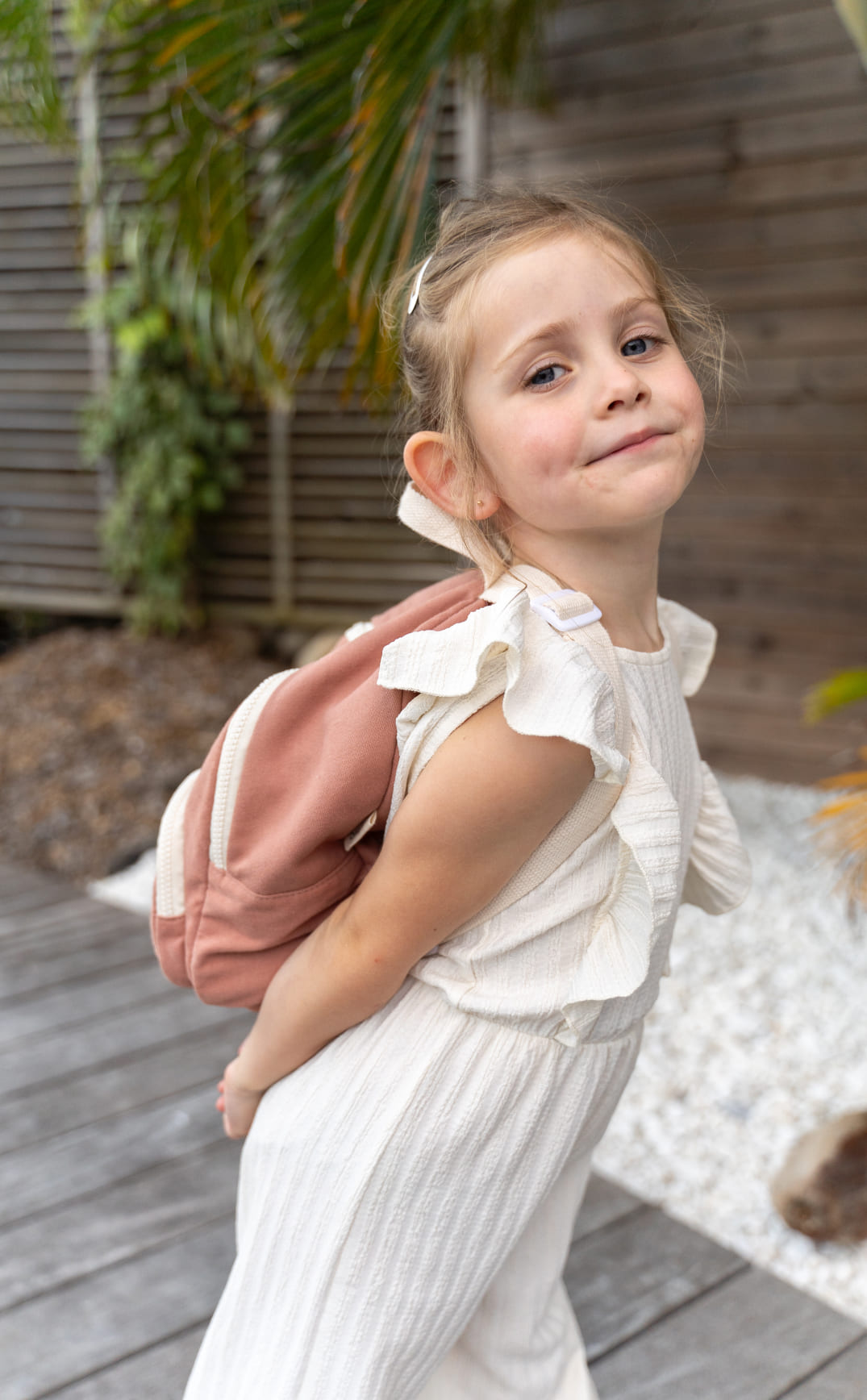 petite fille avec un sac à dos rose