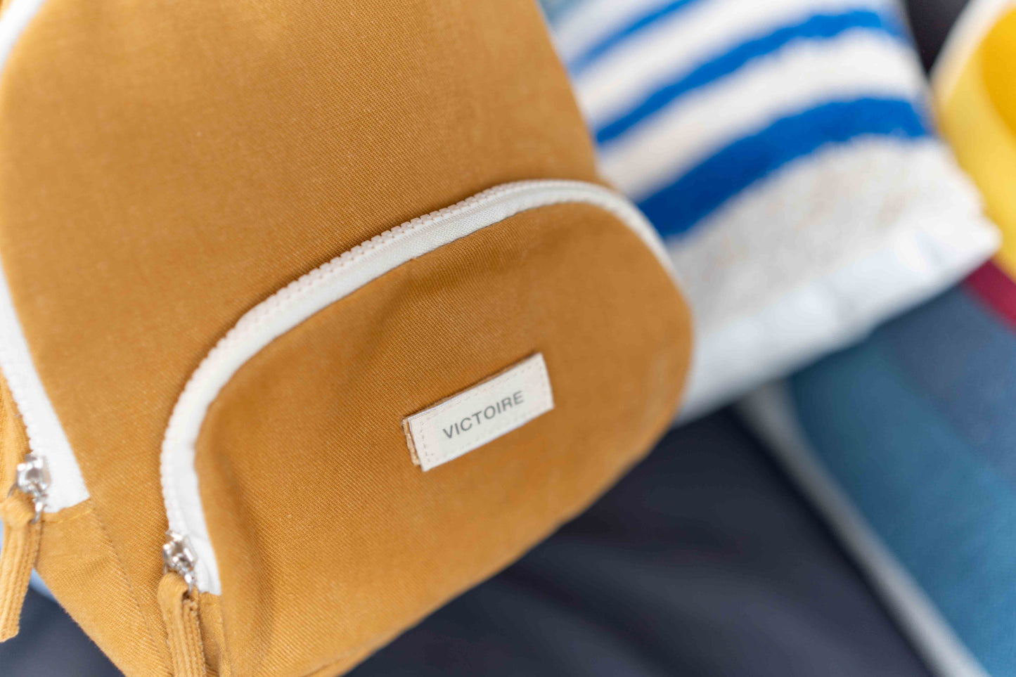 sac à dos de couleur moutarde avec un personnalisation de prénom