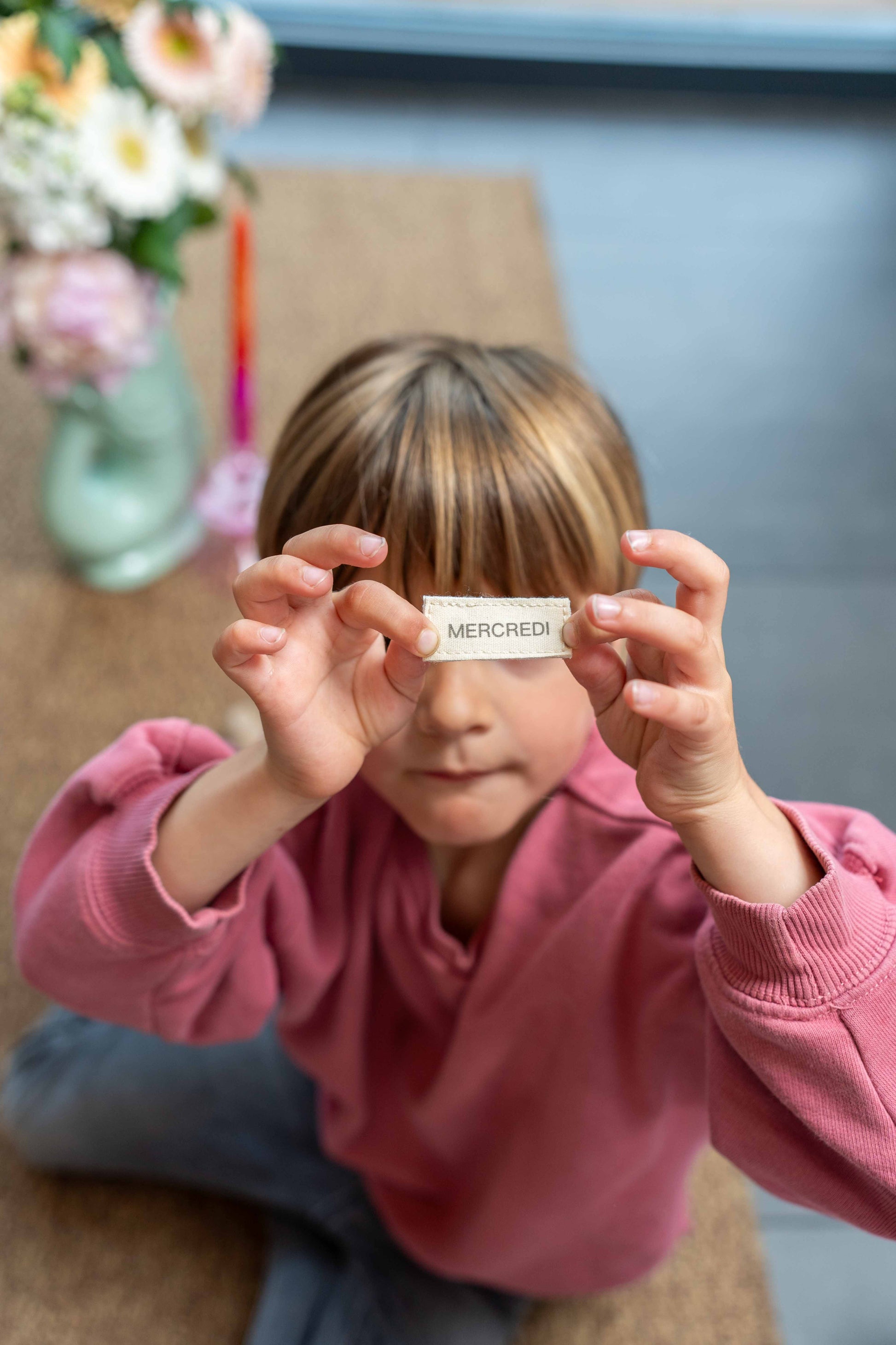un enfant qui se cache derrière le mot mercredi