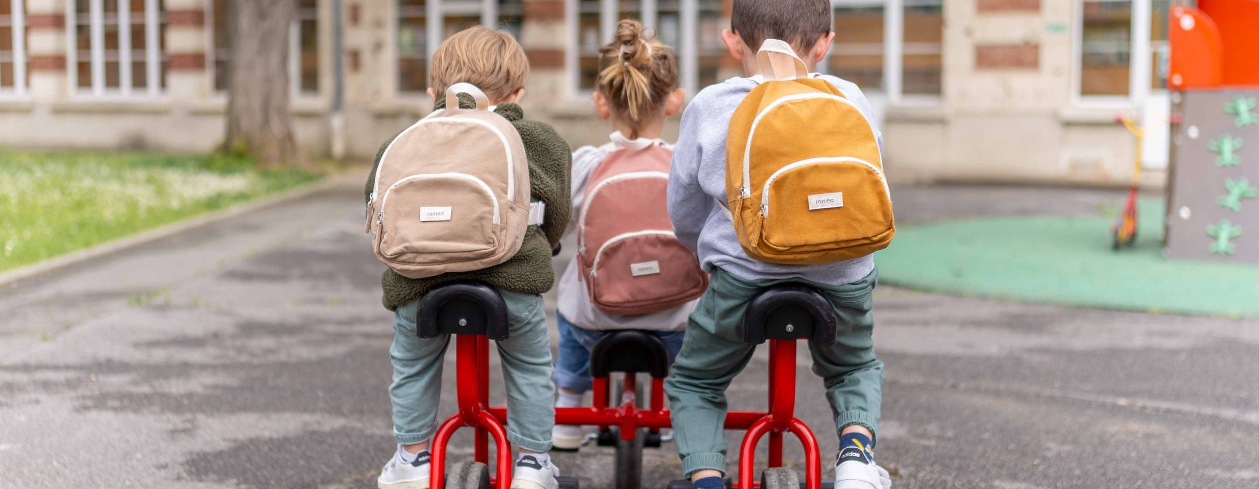 Charger la vidéo : video d&#39;enfantd dans une cours de récréation avec les sacs à dos romea