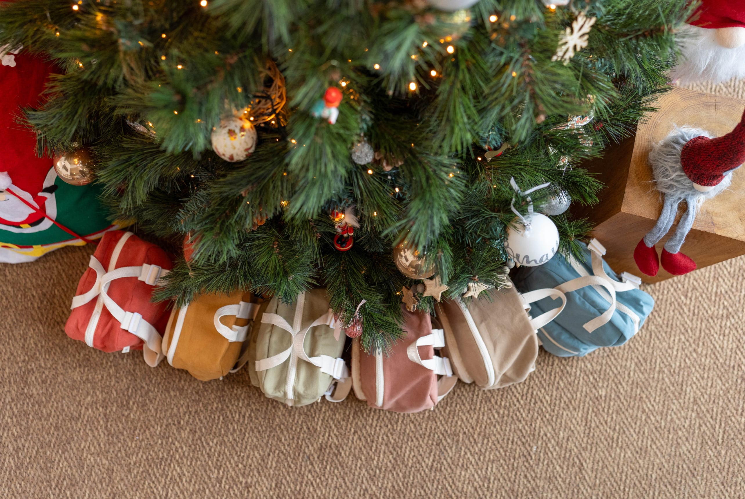 sac a dos sous un sapin