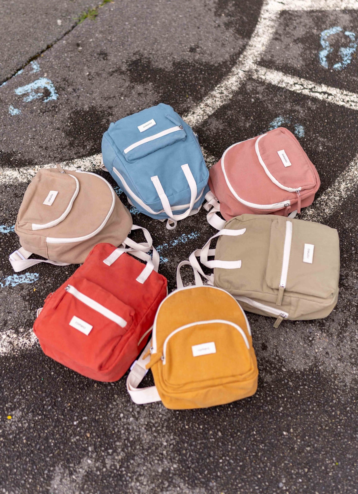les sacs à dos romea dans une cours de récréation