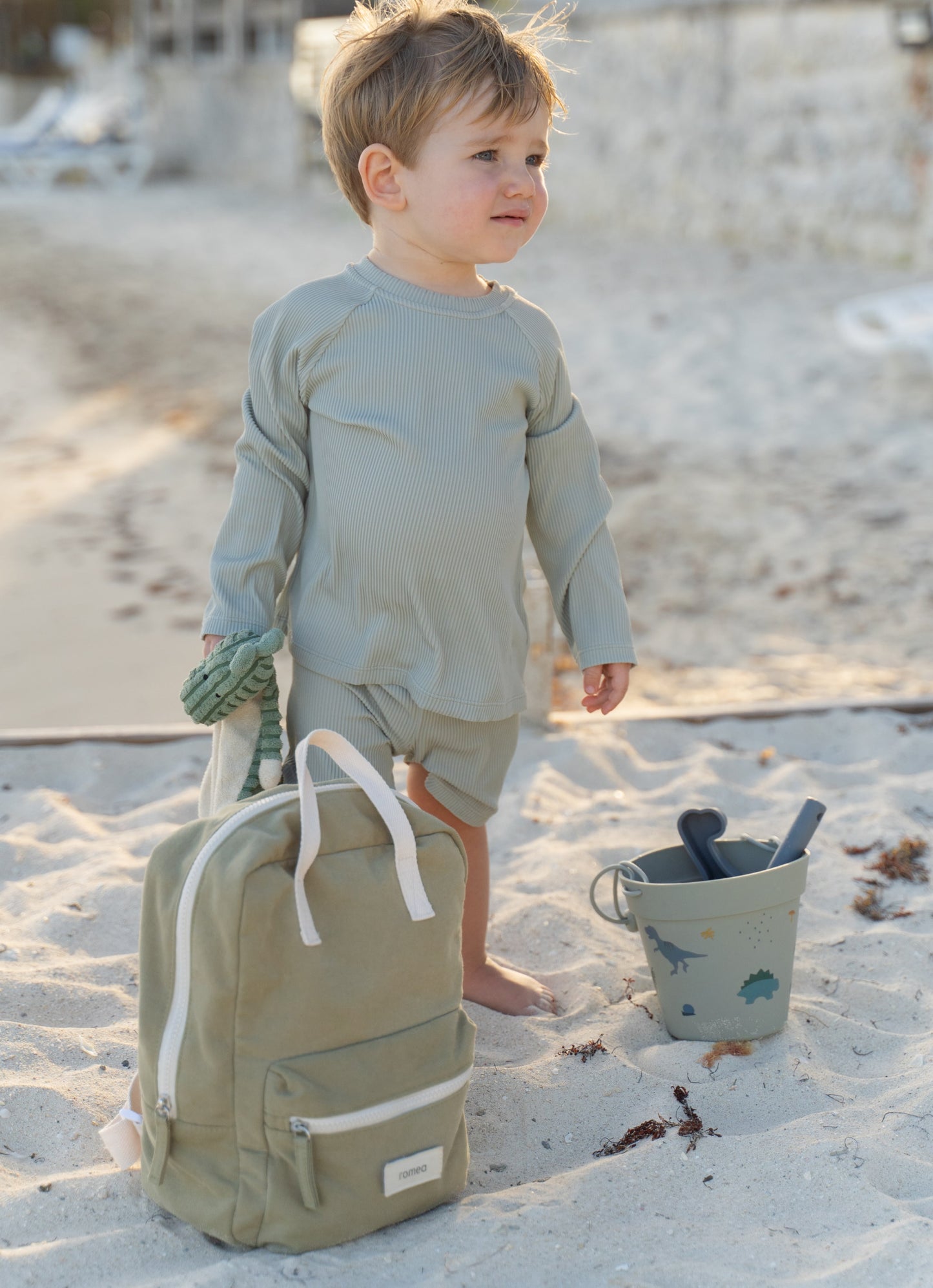 garçon à la plage avec un sac à dos romea vert kaki 