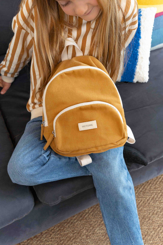 sac à dos moutarde avec un scratch personnalisé