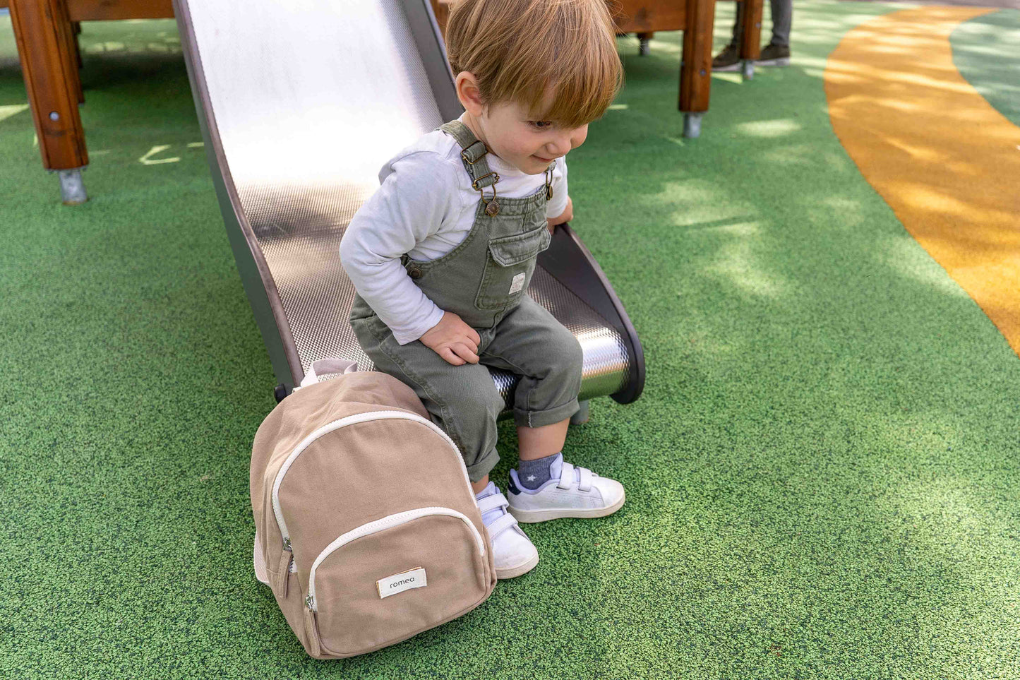 garçon tobogan avec un sac à dos romea taupe