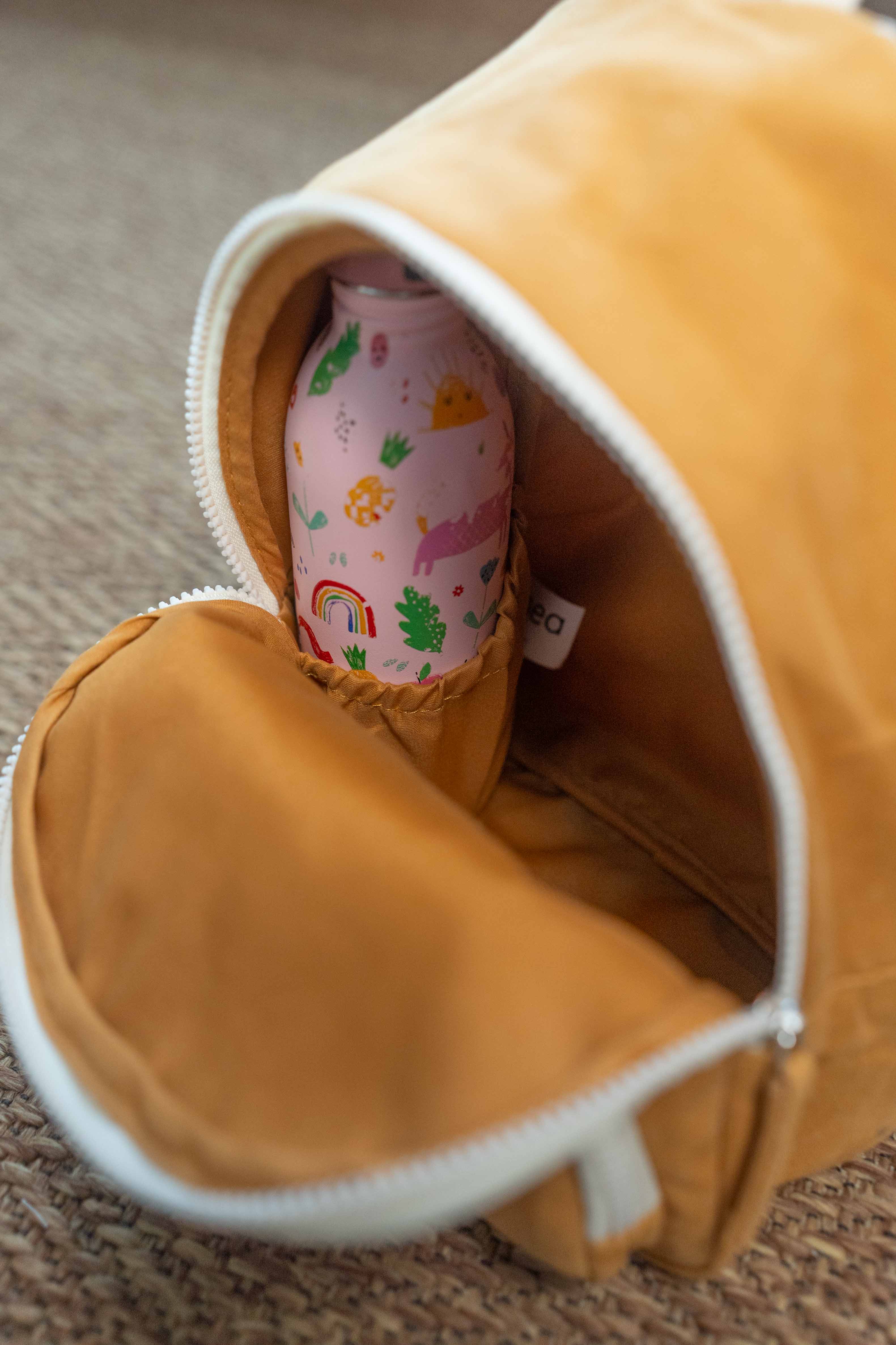 pochette pour ranger la gourde dans le sac romea